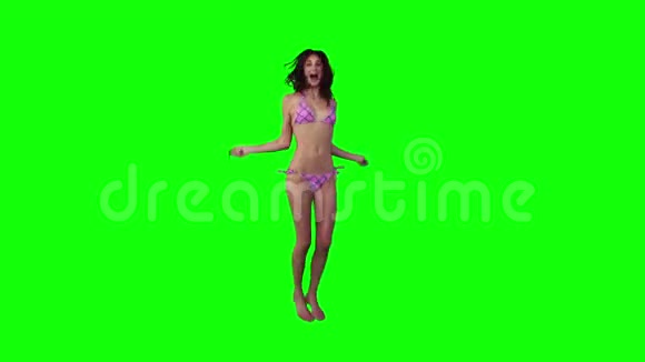 一个穿比基尼的女人正在用跳绳视频的预览图