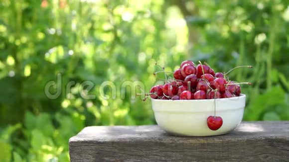 白碗中的美味樱桃放在有声音的长凳上视频的预览图