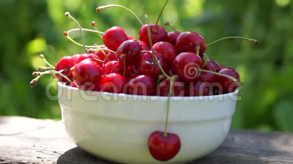 白碗中的美味樱桃放在有声音的长凳上视频的预览图