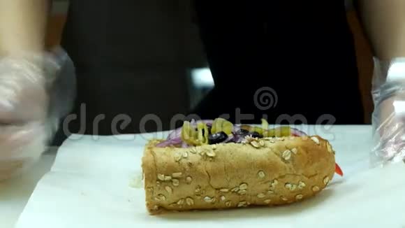 厨师手的特写准备三明治视频的预览图