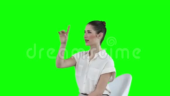 使用虚拟触摸屏的座位女商人视频的预览图
