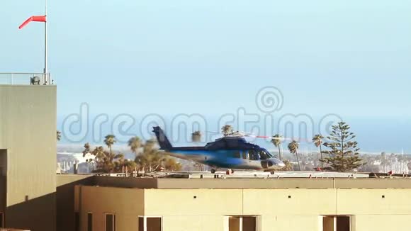 直升机从直升机停机坪起飞视频的预览图