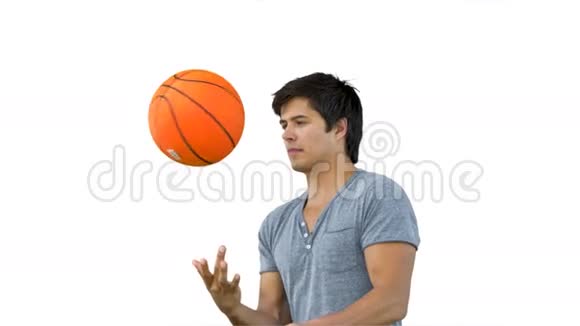 一个人在手指上缓慢地旋转一个球视频的预览图