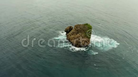 海洋里的落基岛视频的预览图