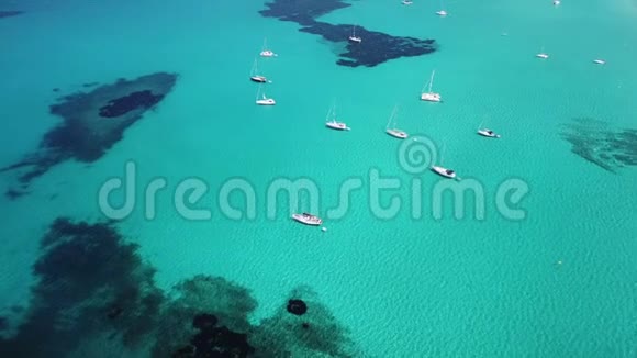 科洛尼亚圣乔迪马略卡西班牙令人惊叹的无人机空中景观埃斯坦尼海滩和船与绿松石海视频的预览图