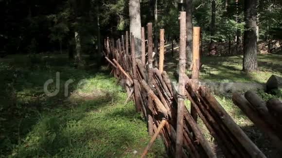 木屋的木栅栏保护大量树木不受外界影响视频的预览图