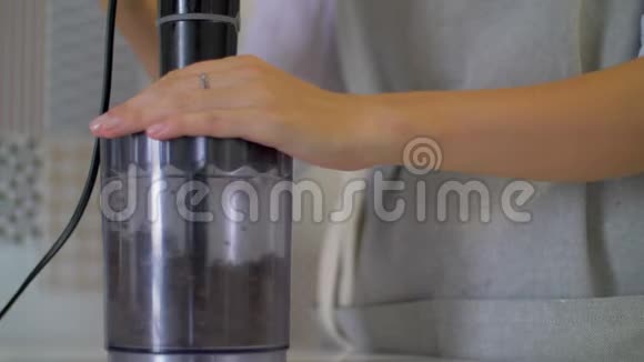 女人的手在用搅拌机敲打奶油视频的预览图