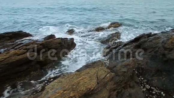 海浪拍打着圆形的岩石溅起水花视频的预览图