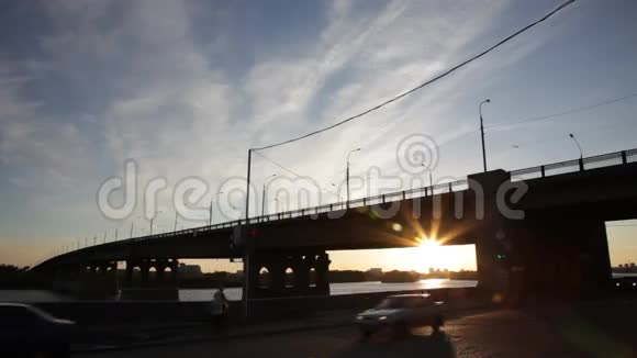 日落时桥梁和道路交通视频的预览图