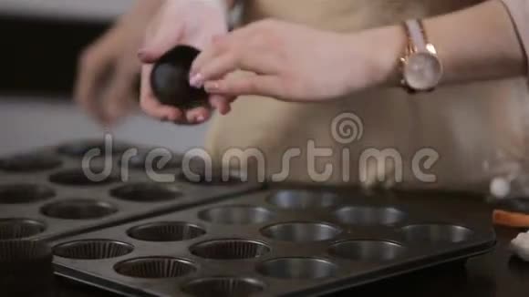 纸杯蛋糕烹饪过程视频的预览图