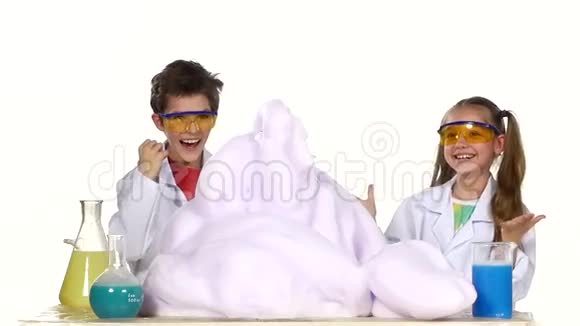 两个可爱的化学家孩子很有趣视频的预览图