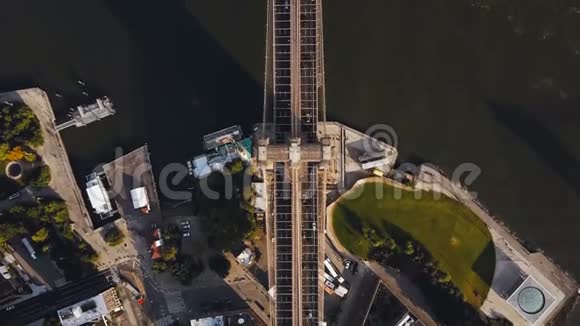 从美国纽约的东河俯瞰布鲁克林区布鲁克林大桥视频的预览图