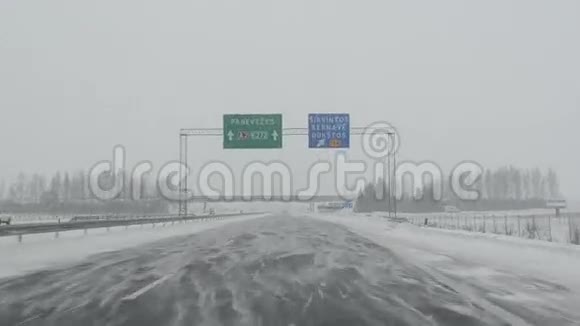 开高速公路降雪暴风雪汽车前窗视图视频的预览图