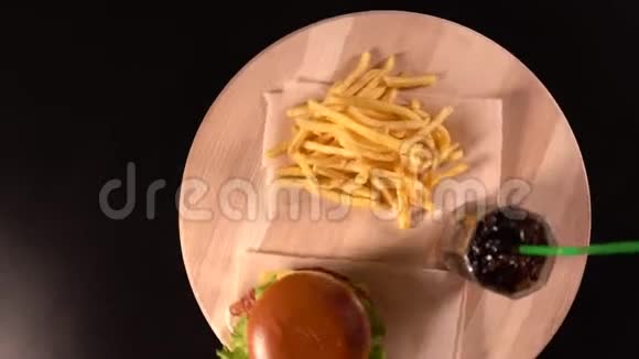 芝士汉堡炸薯片和可乐视频的预览图