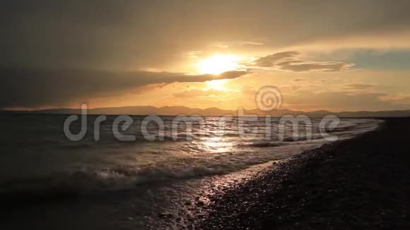 暴风雨般的日落在山湖上吉尔吉斯斯坦圣库尔湖视频的预览图
