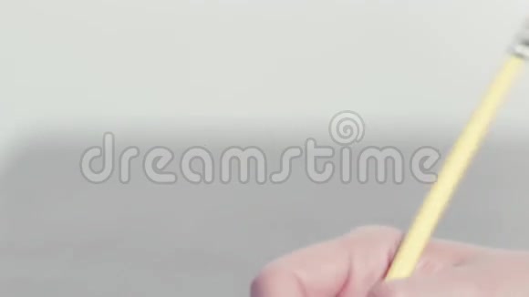 女人用铅笔写字的手视频的预览图