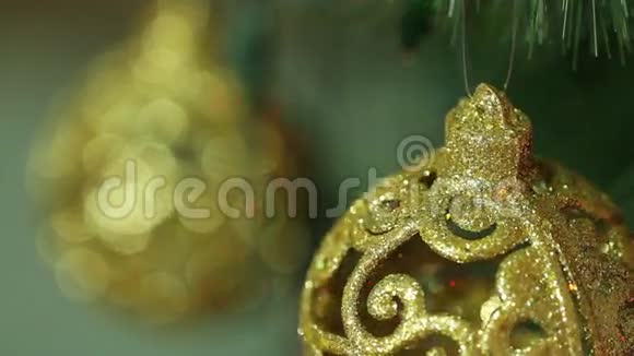 圣诞树上张开的金球视频的预览图