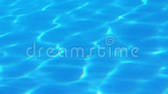 灯光照在蓝色游泳池上视频的预览图