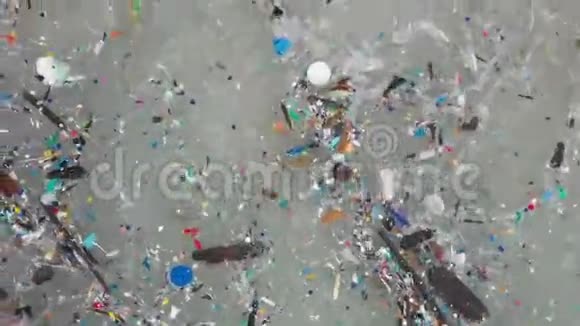 漂浮在海上的塑料废料视频的预览图