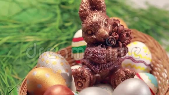 复活节彩蛋中的巧克力兔子视频的预览图
