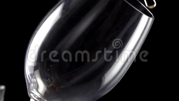 白葡萄酒缓慢倒入玻璃杯中200英尺视频的预览图