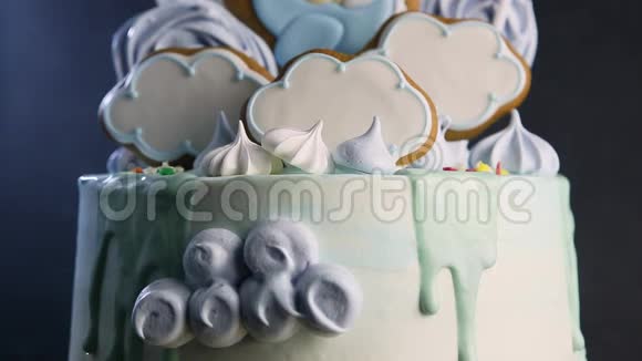 蓝色生日蛋糕装饰天空主题视频的预览图