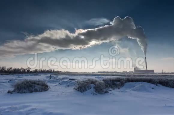 时光流逝从管道中移动蒸汽CHP工厂冬季晴天视频的预览图