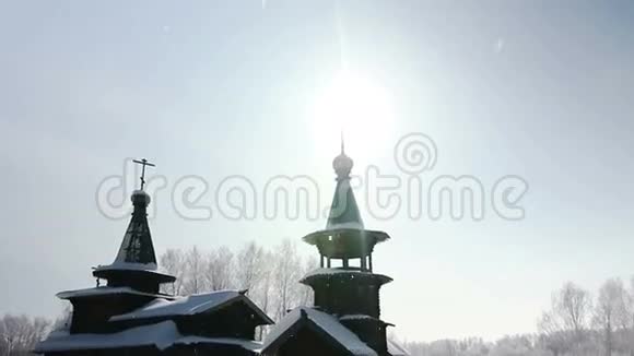 一个冬天的旧木教堂视频的预览图