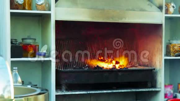 烤架里有火和火花视频的预览图