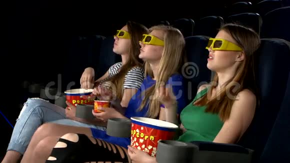 女孩在电影院看电影吃3D视频的预览图