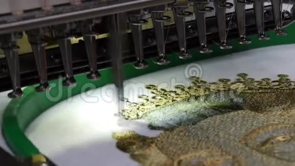 刺绣机是用来制作纺织品图案的视频的预览图