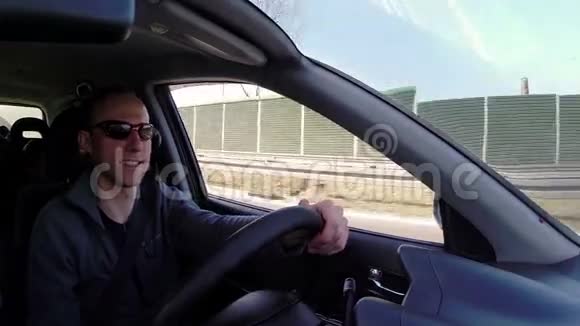 有魅力的男人在车内的汽车旅行中微笑视频的预览图