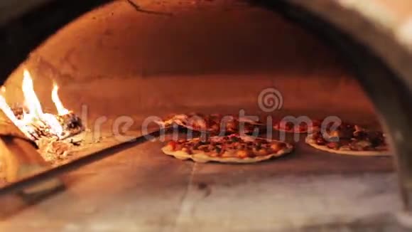 在披萨店的烤箱里烤披萨视频的预览图