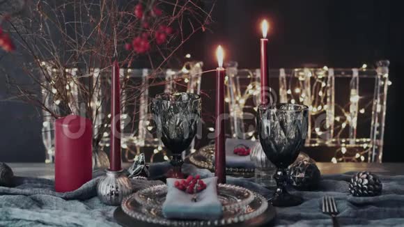 用于圣诞餐桌设置的蜡烛视频的预览图