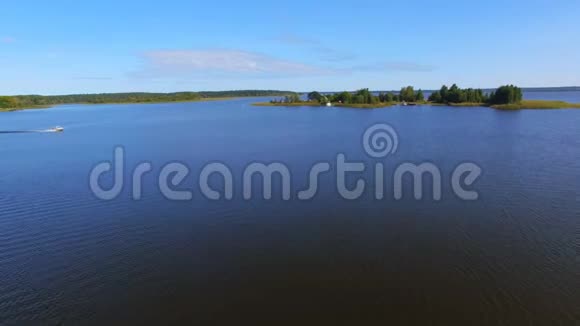 俄罗斯塞利格湖上快艇经过岛的鸟瞰图视频的预览图