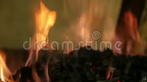 明亮的火焰和黑色的煤视频的预览图