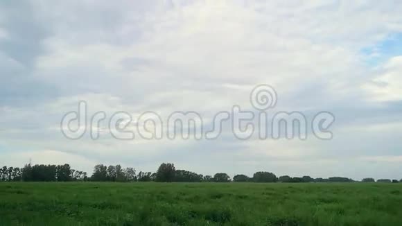 天空和田野在农耕季节的缓慢运动1920x1080视频的预览图