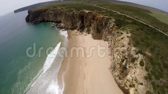 阿尔加维地区CaboSaoVicente附近美丽的PraiadoBeliche海湾和沙滩的空中录像视频的预览图