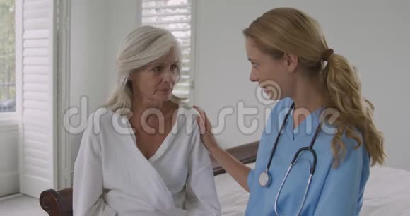 高级女性和医生视频的预览图