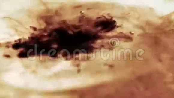 液体滴入水造成污染视频的预览图
