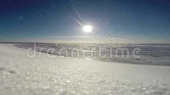 年轻的极地探险者在永无休止的极地沙漠视频的预览图