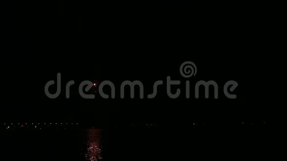 五彩缤纷的节日烟火在江上的夜空中映在水中视频的预览图