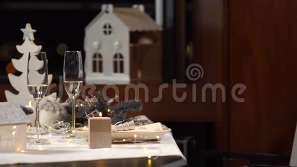 装饰的圣诞餐桌视频的预览图
