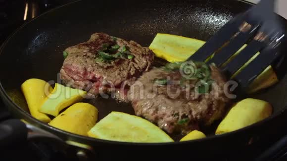 在炉子上的热炒锅里慢煮汉堡肉碎牛肉视频的预览图
