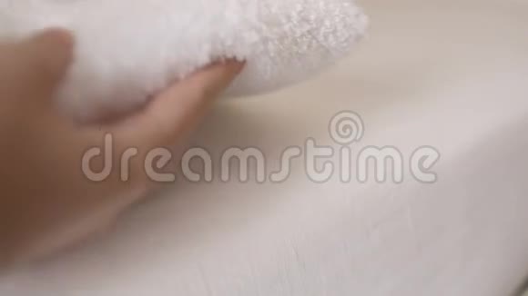 女人抚平一条新鲜的白色毛巾视频的预览图