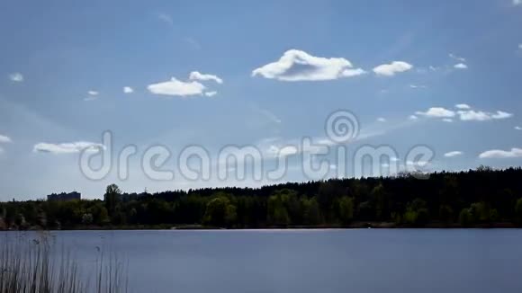 美丽的云在湖或河上视频的预览图