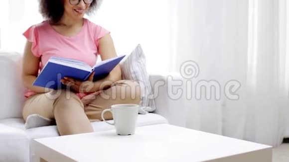 非洲妇女读书喝茶视频的预览图