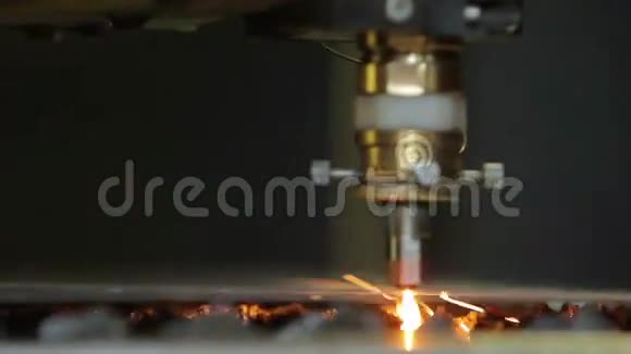 激光切割带有火花的金属片视频的预览图