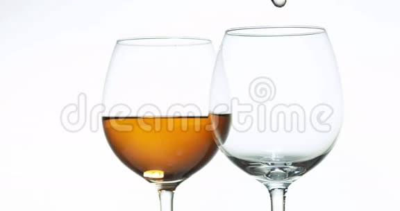 粉红葡萄酒被倒入玻璃中在白色背景下视频的预览图