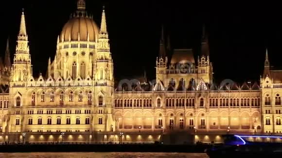 布达佩斯议会晚上在多瑙河上的一艘船上航行视频的预览图